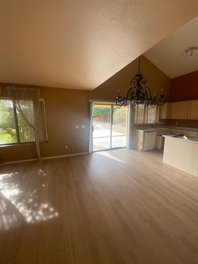 Building Photo - 3 bed / 3 bath w/Pool on Large Lot in Glen...