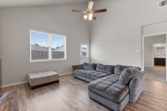 Building Photo - 18101 Woodpecker Trl