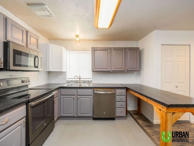Building Photo - South Hill Gem! Spacious 3 Bedroom Home with Garage