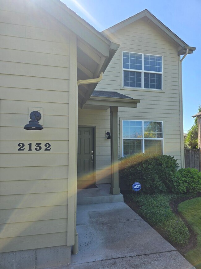 Building Photo - Beautiful 3 Bedroom Off Gilham