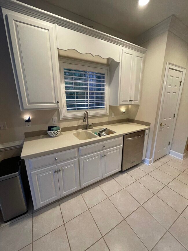 Building Photo - 8970 Eagles Ridge Dr