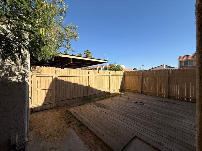 Building Photo - Renovated Glendale 3 Bedroom Condo with New Flooring