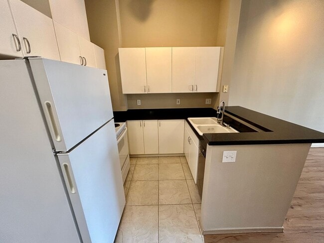 Building Photo - First Hill One Bedroom - Stellar Location! AVAILABLE NOW!