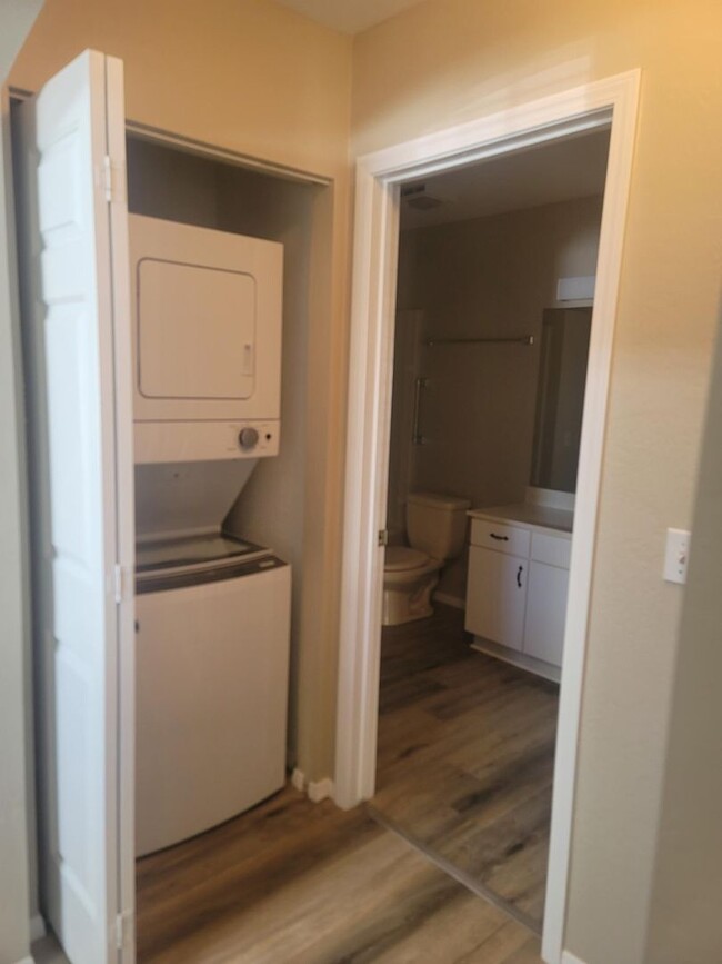 Building Photo - 2 Bedroom Sawmill Cove Unti Contact Proper...