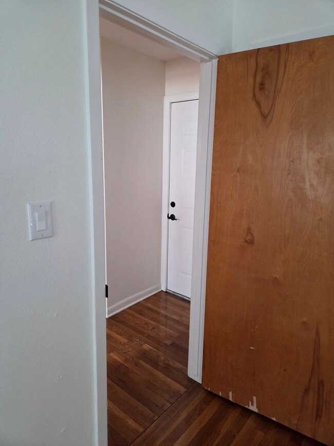 Building Photo - Travis Heights