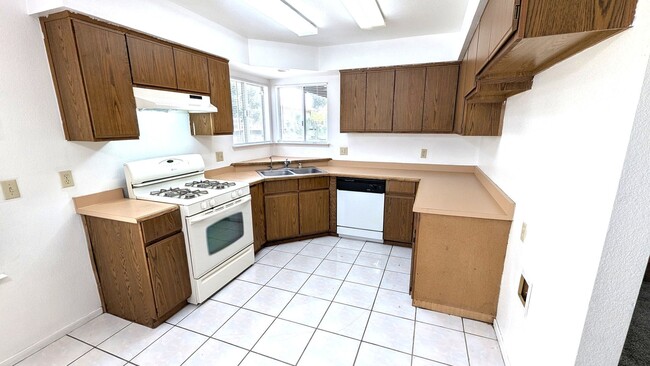Building Photo - 3 Bedroom 2 Bath Home on Large Corner Lot