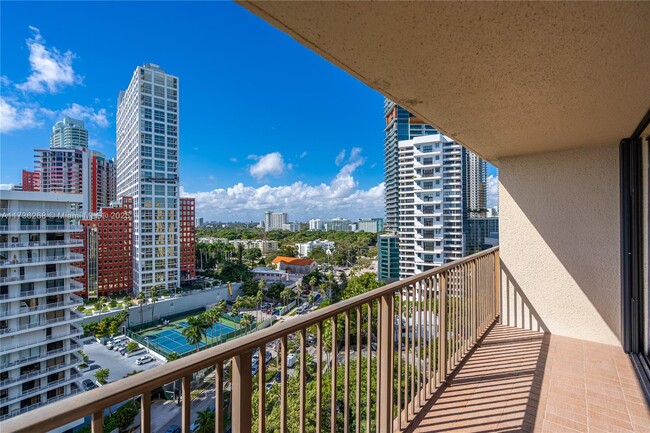 Building Photo - 1450 Brickell Bay Dr