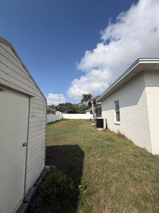 Building Photo - Welcome to your private Florida retreat in Lakeland!