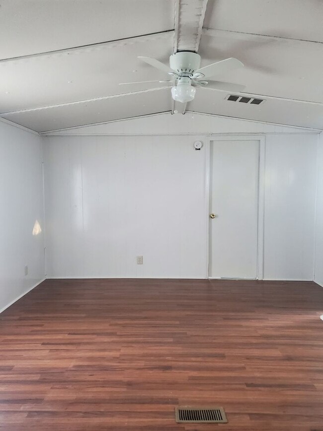 Building Photo - Newly Renovated Mobile Home