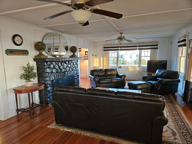 Building Photo - 422 Maple Ave