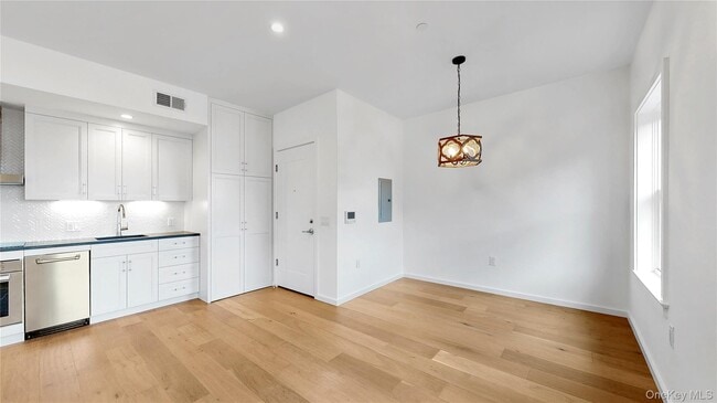 Building Photo - 16 N Main St