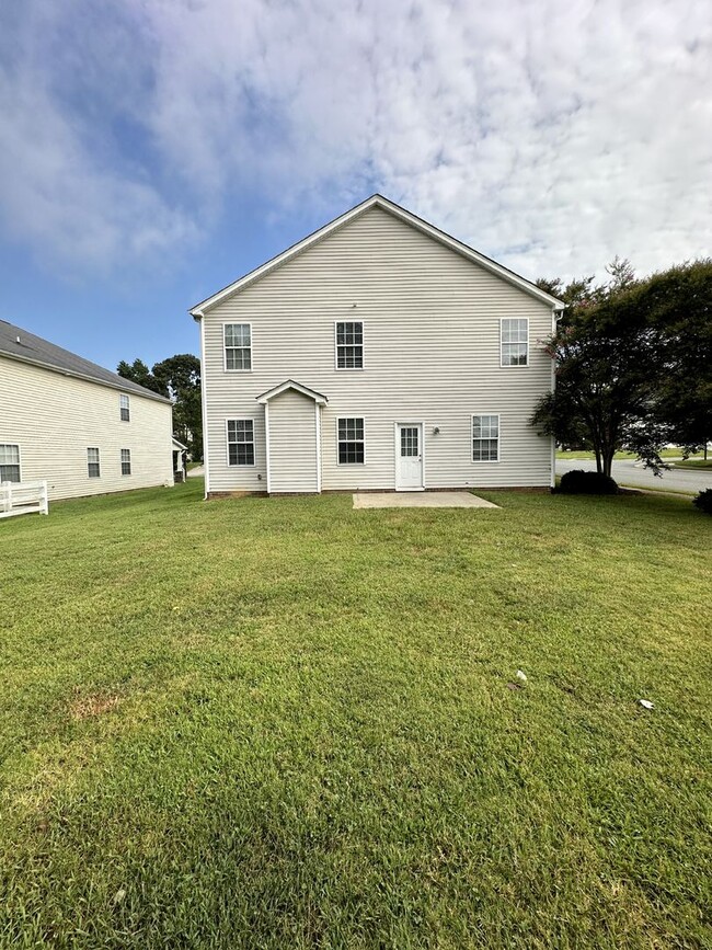 Building Photo - Spacious Home in The Cascades