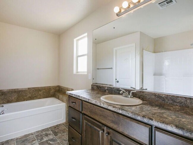 Building Photo - Beautiful 3 Bedroom, 2 bathroom Home in Hu...
