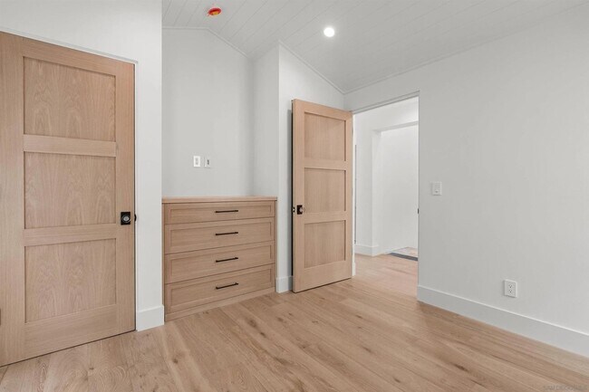 Building Photo - 461 Zuni Dr