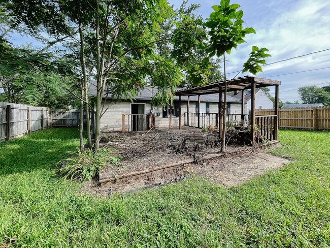 Building Photo - Cozy Home