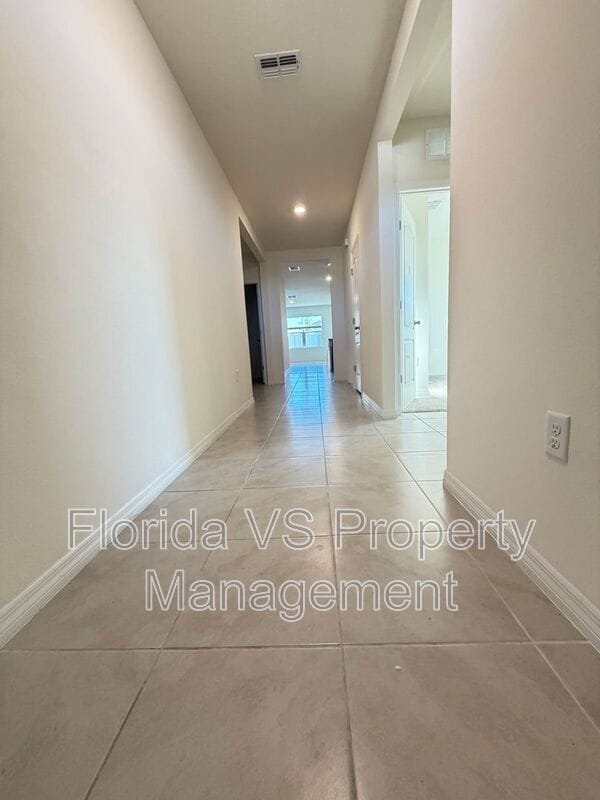 Building Photo - 804 Horsetail Dr