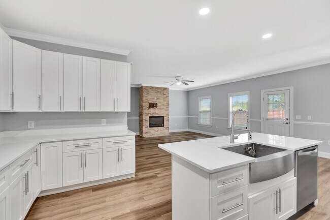 Building Photo - Spacious 4-Bedroom Charleston Home Loaded ...