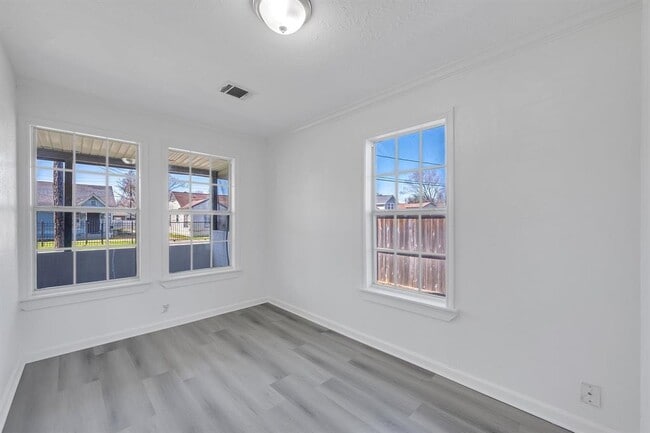 Building Photo - 214 N Hagerman St