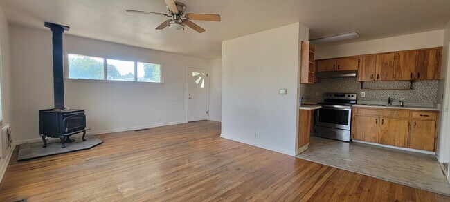 Building Photo - 3 Bedroom 1 Bath Home **Move In Special