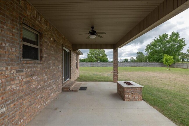 Building Photo - 13427 Meadow Ridge