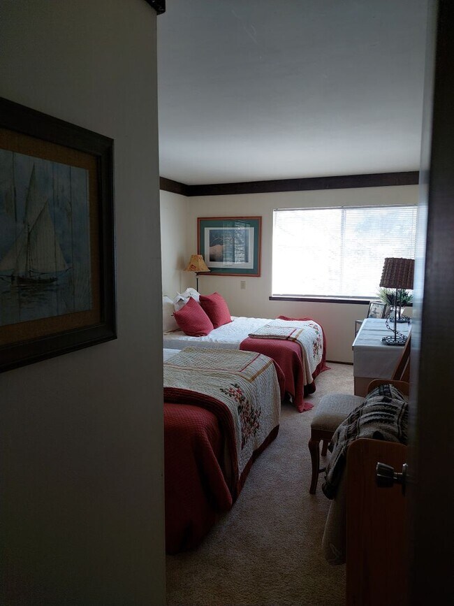 Building Photo - Large furnished 4 bedroom home with 2 car ...