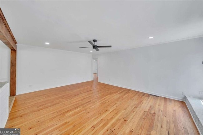 Building Photo - 215 Brookwood Dr