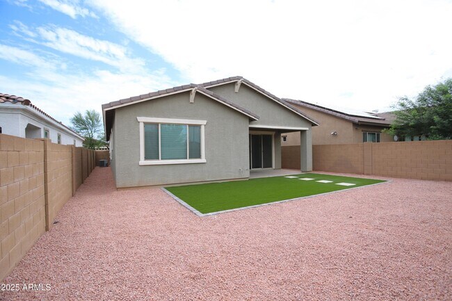 Building Photo - 9127 W Minnezona Ave