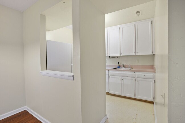 Building Photo - 622 Main St