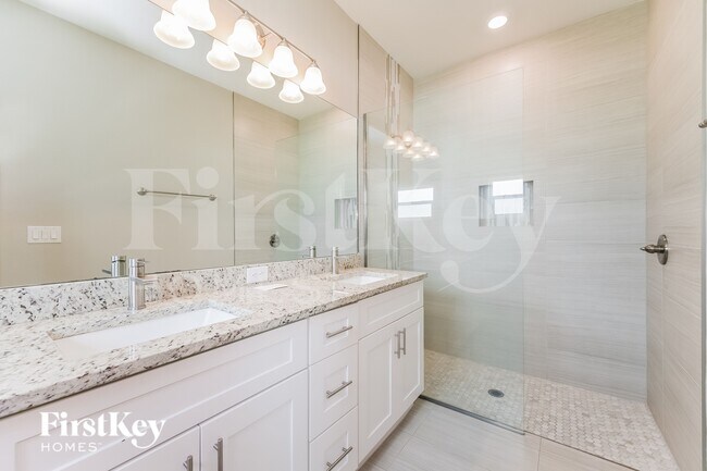 Building Photo - 3757 NE 14th Ave