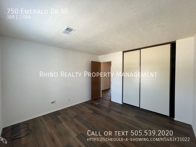 Building Photo - 750 Emerald Dr NE
