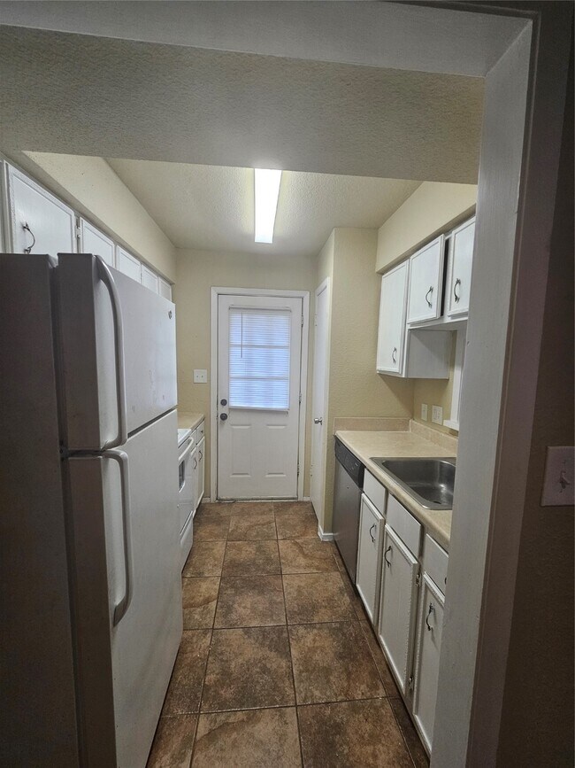 Building Photo - 3303 W Greenridge Dr