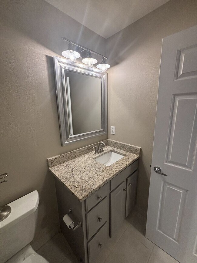 Building Photo - Ground floor 2 bed condo with no neighbors above or below