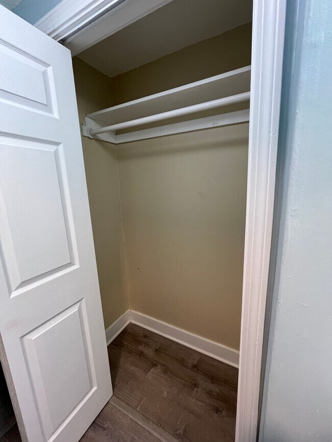 Building Photo - Gorgeous Studio, Second-floor! Apartment in quiet Pittsfield Street