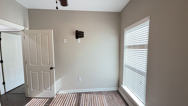 Building Photo - 3 Bedroom 2 Bath home located in coveted L...