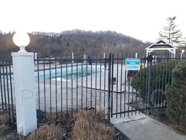 Building Photo - 440 Lakeview Dr