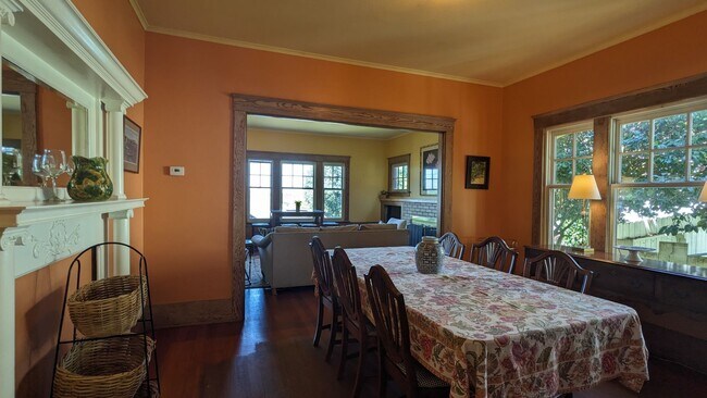 Building Photo - Furnished spacious 2/1 historic home in do...