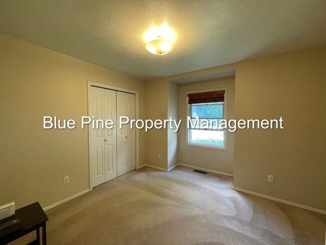 Building Photo - 810 Tennis Ct Dr