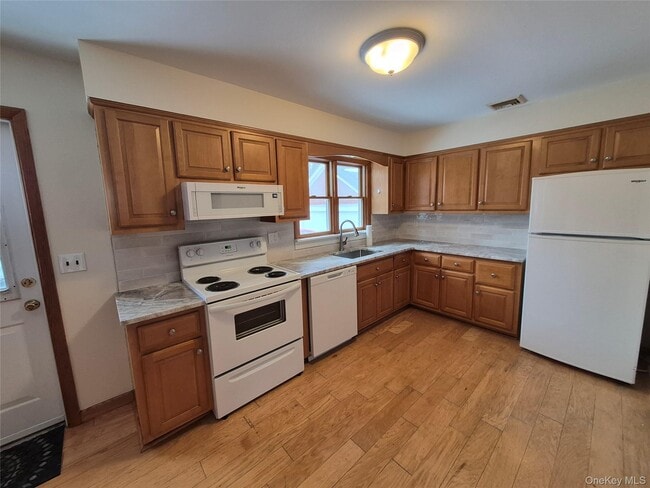 Building Photo - 907 1st St