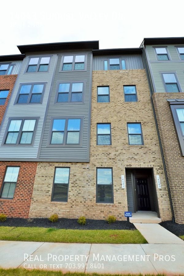 Building Photo - 14043 Sunrise Valley Dr