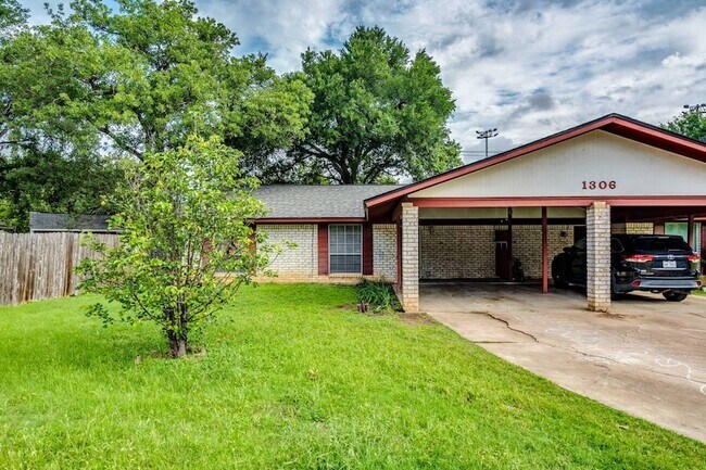 Building Photo - 1306 Glenda Dr