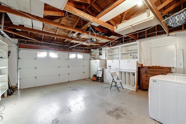 Building Photo - Beautifully Updated Single Family Home with Sparkling Pool