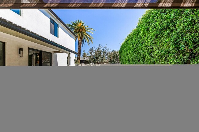 Building Photo - 3821 E Devonshire Ave