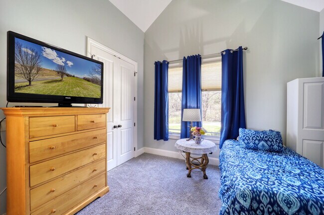 Building Photo - 137 N Ridge Ln