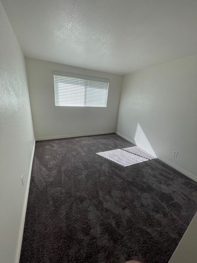 Building Photo - 3 BEDROOM HESPERIA HOME