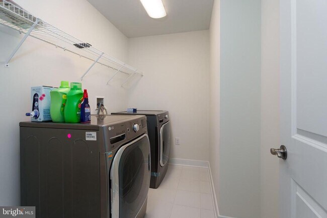 Building Photo - 3 E Hartwick Dr