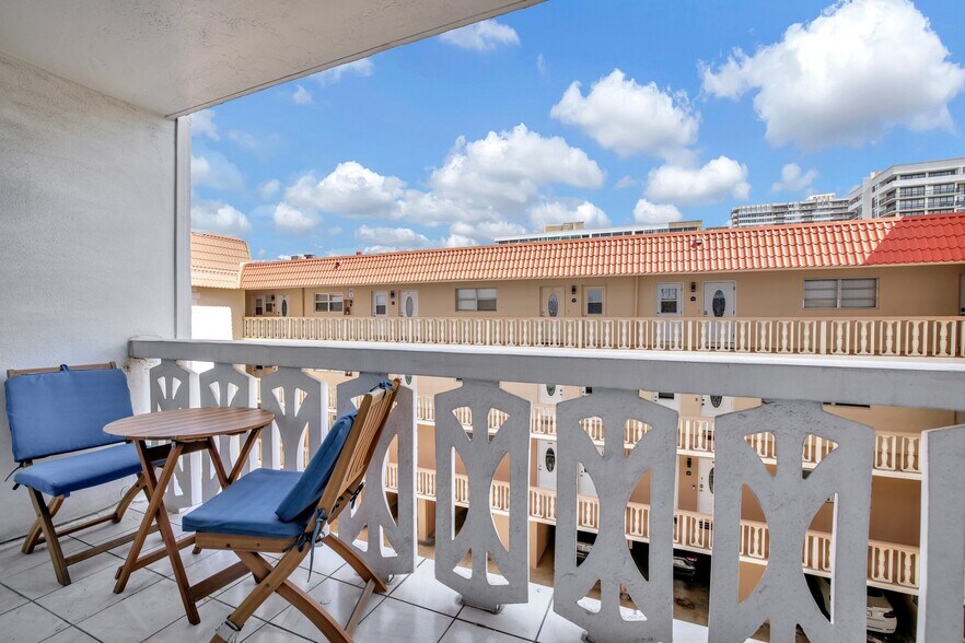 Building Photo - 3113 S Ocean Dr