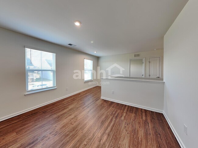 Building Photo - 548 Larragan Dr