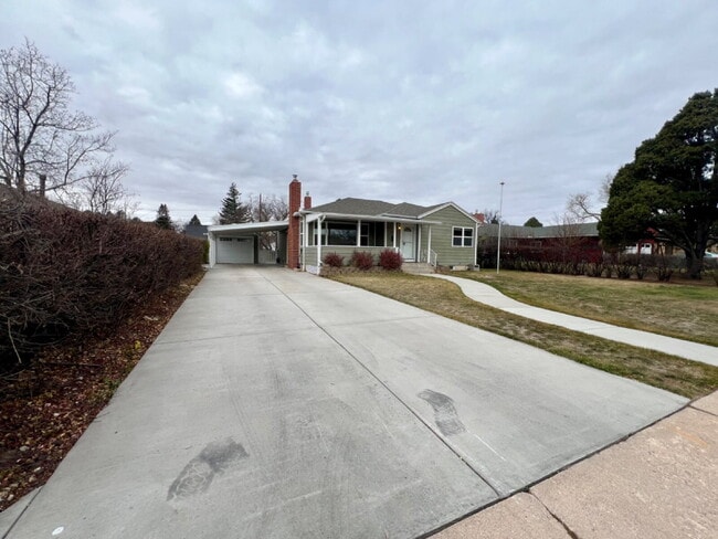 Building Photo - Great Home Close to CFD!