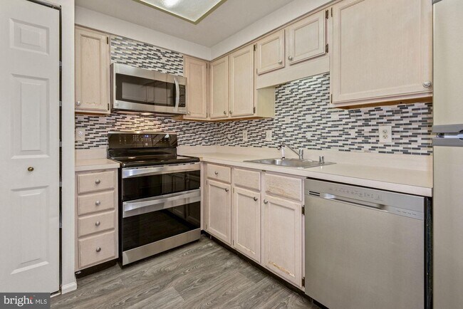 Building Photo - 7640 Provincial Dr