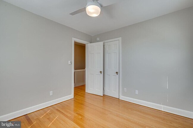 Building Photo - 425 E Luray Ave